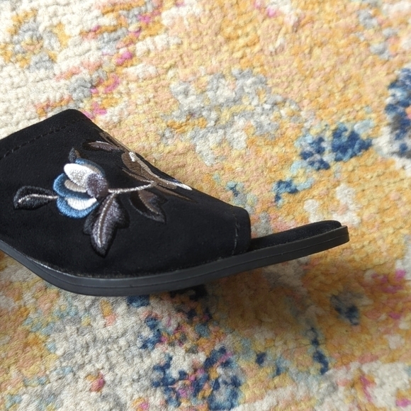 Liz Claiborne Shayla Floral Embroidered Peep Toe Slip On Block Heel Mules Black - Picture 11 of 16